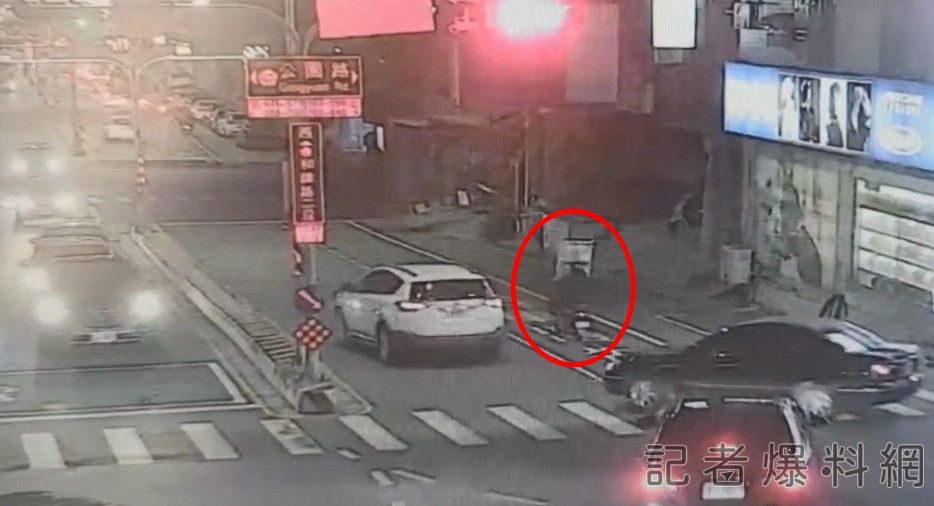 台南阿伯載「2米高鐵桌」騎車趴趴走 網友驚:看不到路也能騎? 台南阿伯載「2米高鐵桌」騎車趴趴走 網友驚:看不到路也能騎?