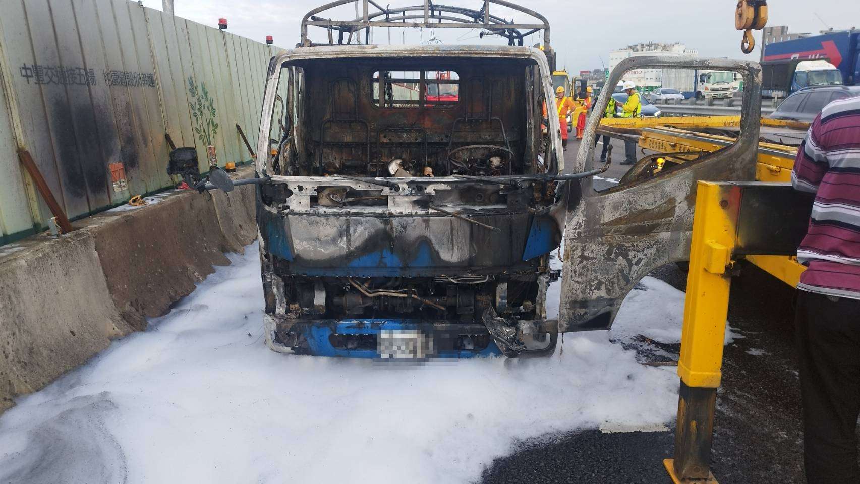 國1五楊高架南向火燒車 駕駛、乘客及時逃生 1702293936504