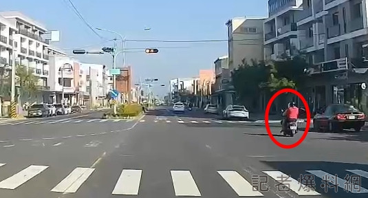 【有片】婦騎車載夫警車面前闖紅燈 下一秒狂揮手竟是「這原因」 【有片】婦騎車載夫警車面前闖紅燈 下一秒狂揮手竟是「這原因」