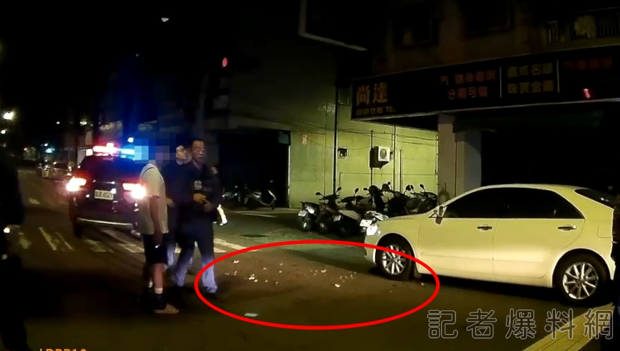 【有片】不滿樓下聊天太大聲!住戶潑水扔馬克杯「砸中轎車」