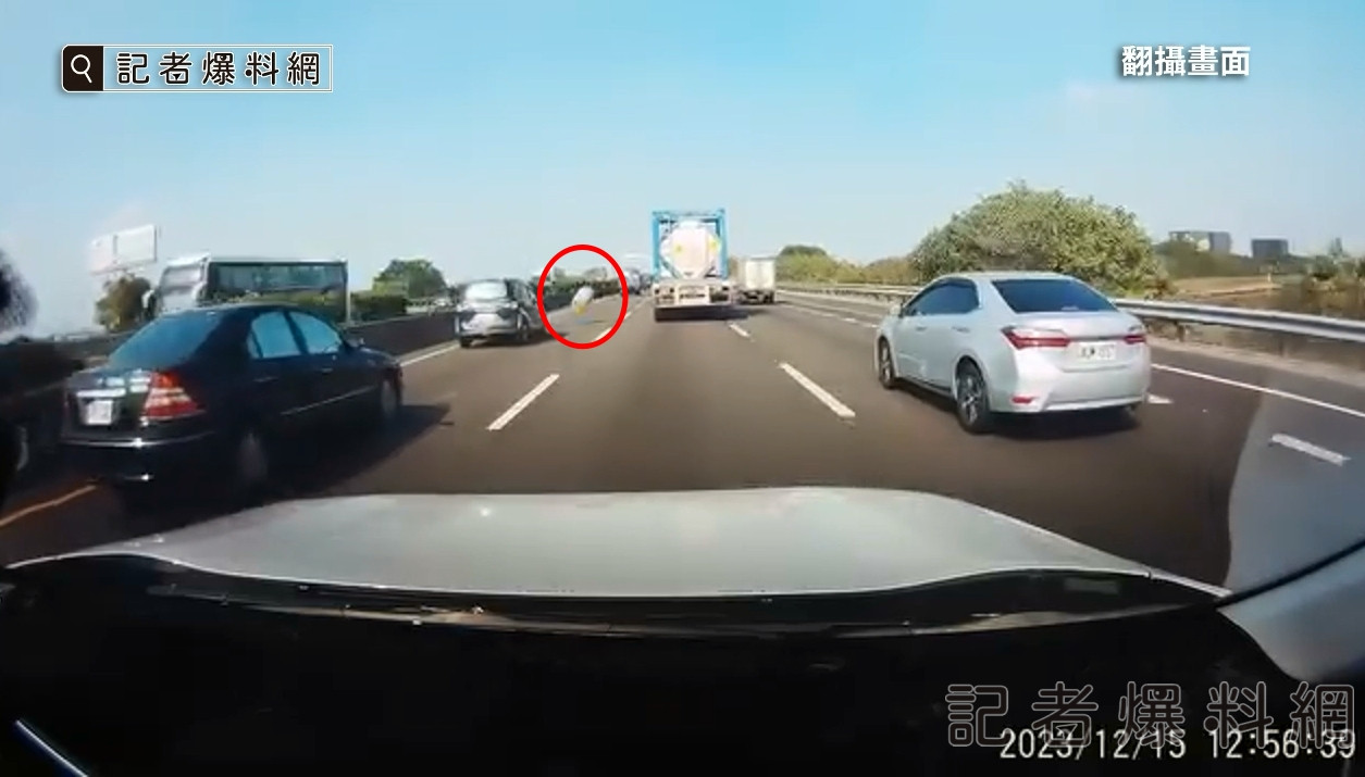 【有片】國道障礙賽？小貨車沿路掉鐵桶 後方駕駛按喇叭提醒「司機竟加速落跑」