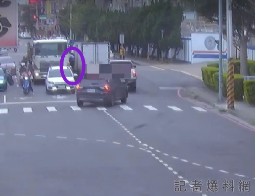 【有片】新北女騎士跨雙黃線撞對向貨車 險被夾成肉餅畫面曝