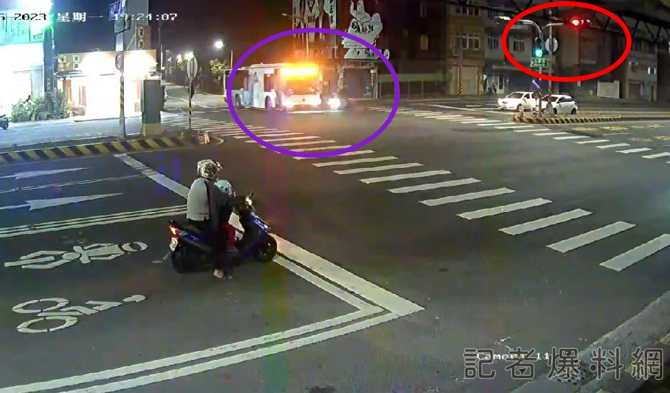 影/行車影像曝!機車闖紅燈撞公車 撞到機車站立騎士骨折送醫