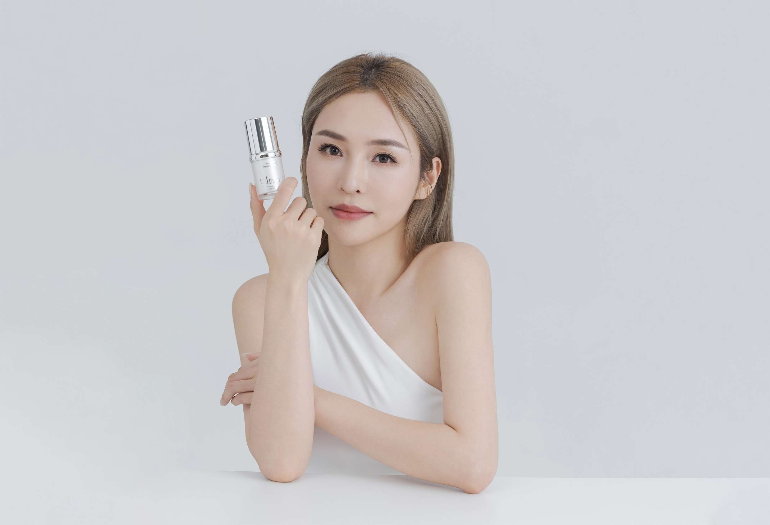 家庭主婦華麗轉身美女CEO 靠電商「分享」利他心法 結合「消費返利」模式 首月即營收破百萬 1 Elma品牌創辦人林巧紋