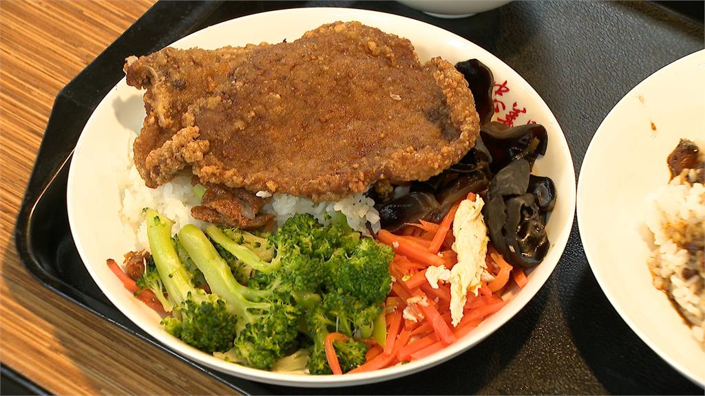 老闆堅持薄利多銷 排骨、雞排便當百元有找