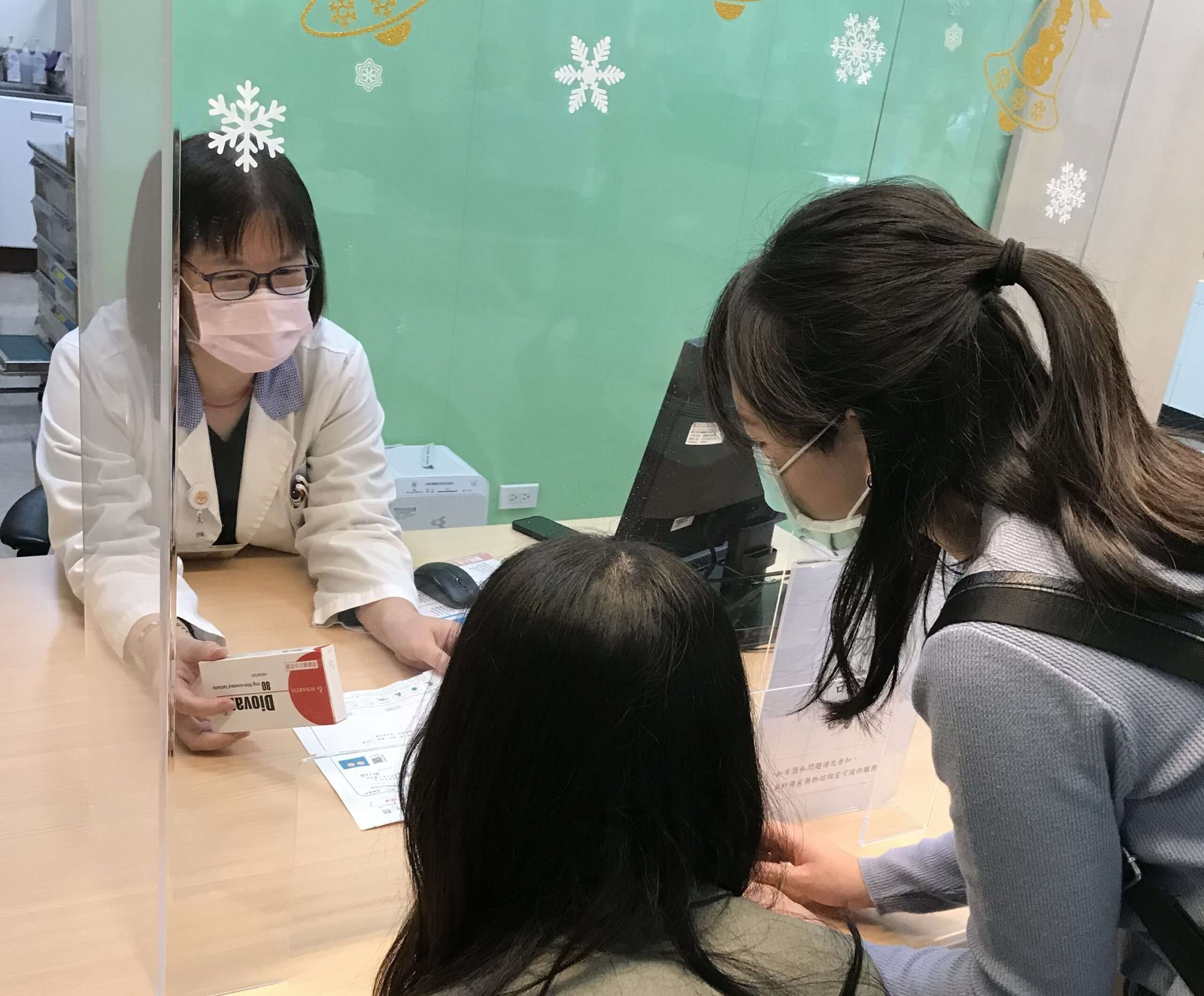 預防長者跌倒「藥」注意 請教專業醫師確保健康 1藥物諮詢 說明藥物注意事項 scaled
