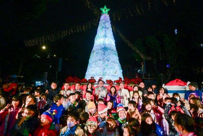 壯觀！成功國小師生用1.7萬支寶特瓶打造環保聖誕樹