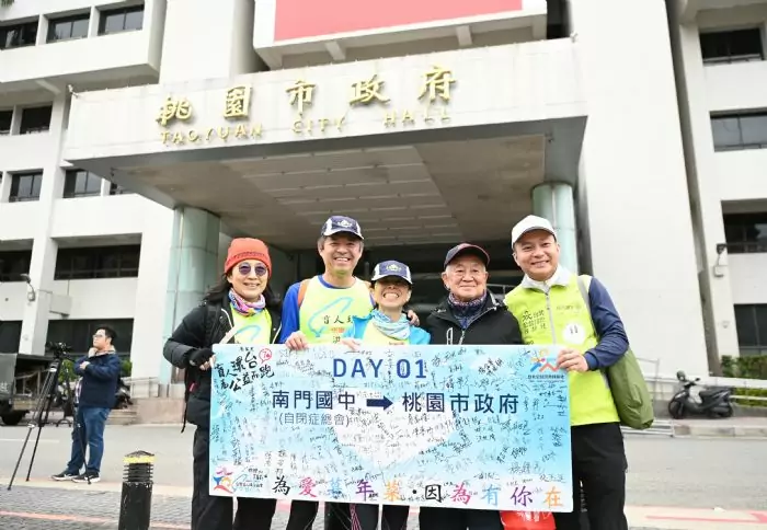盲人環台路跑今抵桃園 響應「為愛募年菜」做公益 盲人環台路跑今抵桃園 響應「為愛募年菜」做公益