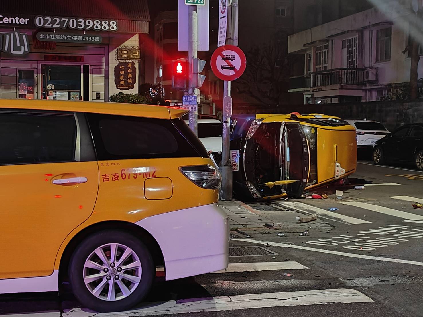 【有片】本是同根生 「小黃」過路口未減速相撞側翻90度