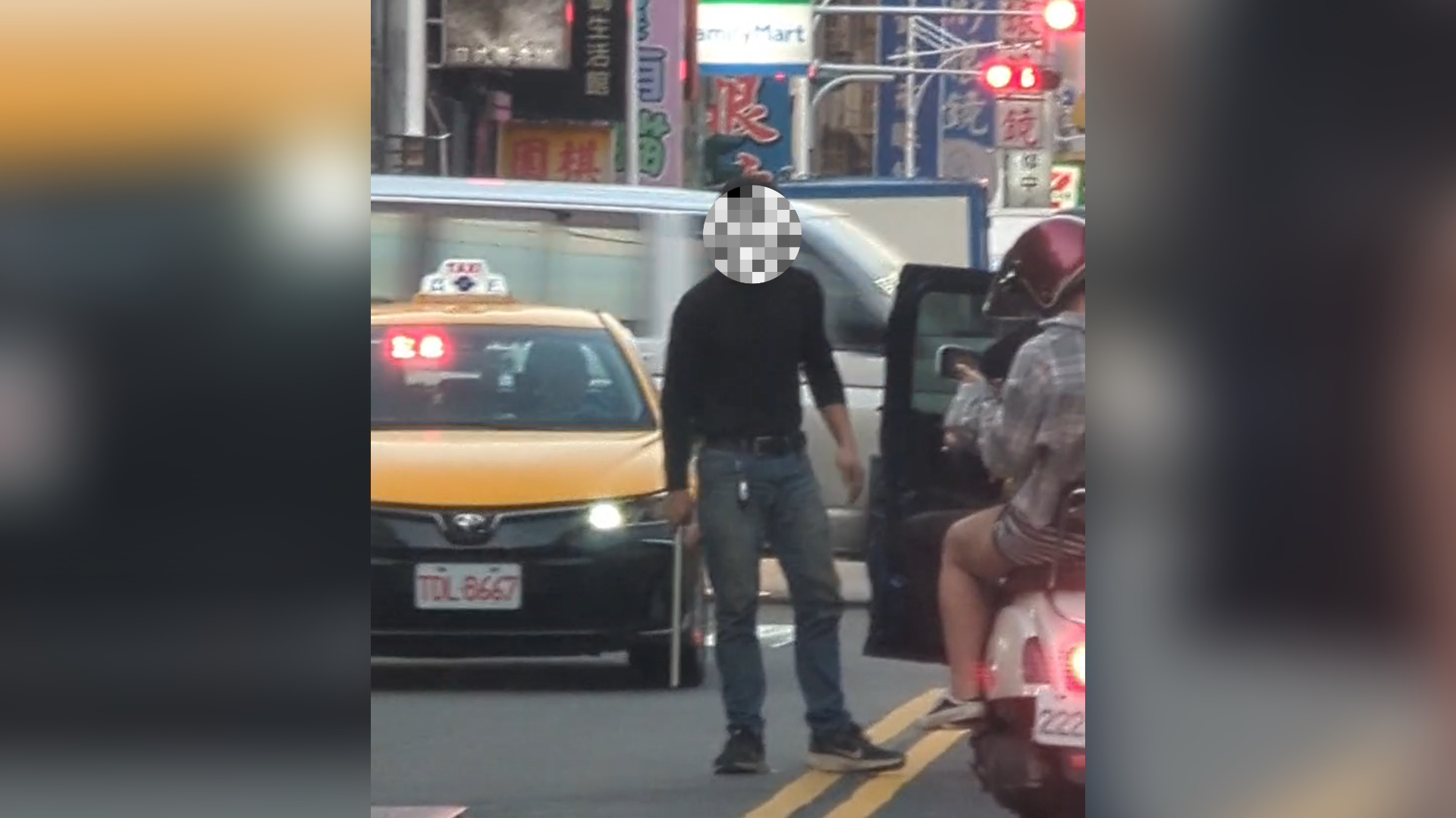 【有片】男爭道糾紛持鐵尺下車叫囂 最高恐吞3萬9600元罰單