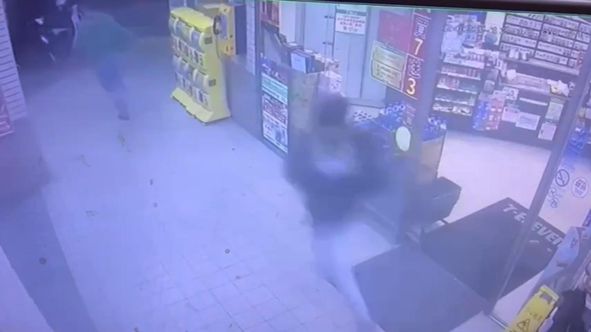 林口深夜驚傳擄人!夫妻網路簽賭欠債3百萬喬不攏 當街追逐妻遭押走