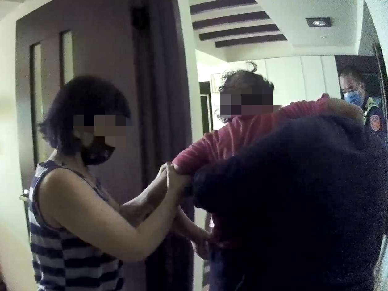 8旬婦跌坐廁所1小時無法爬起 鄰居聽求救聲報警 2 副本 4