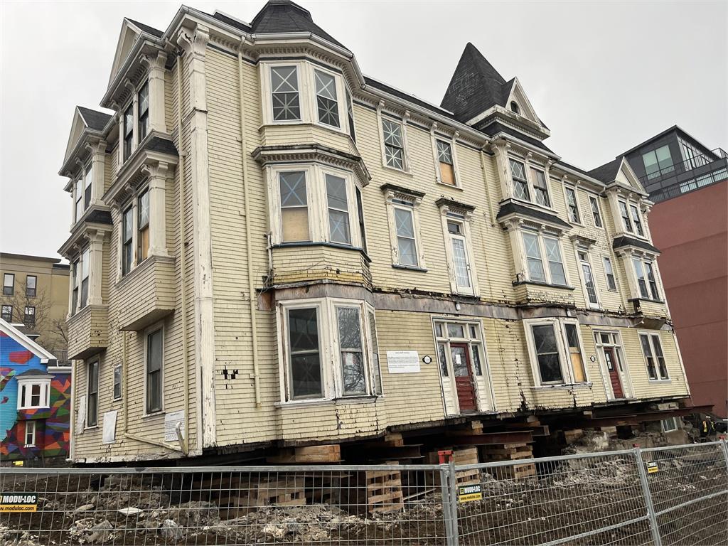 移動城堡震撼片曝光!墊700個象牙皂拖動220噸建物