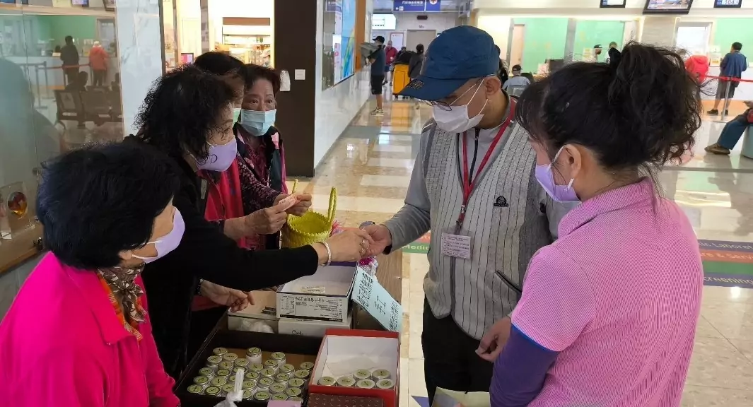 北榮桃分院關懷據點長輩義賣手工香膏 獲熱烈回響 3 院慶義賣左手香膏 0
