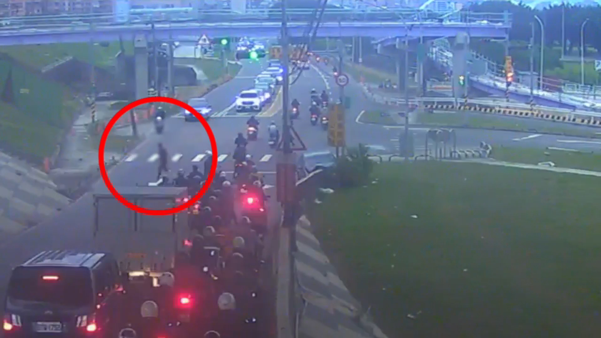 撞了就跑 新莊肇逃男抓到了!背「2條通」躲樹林朋友家