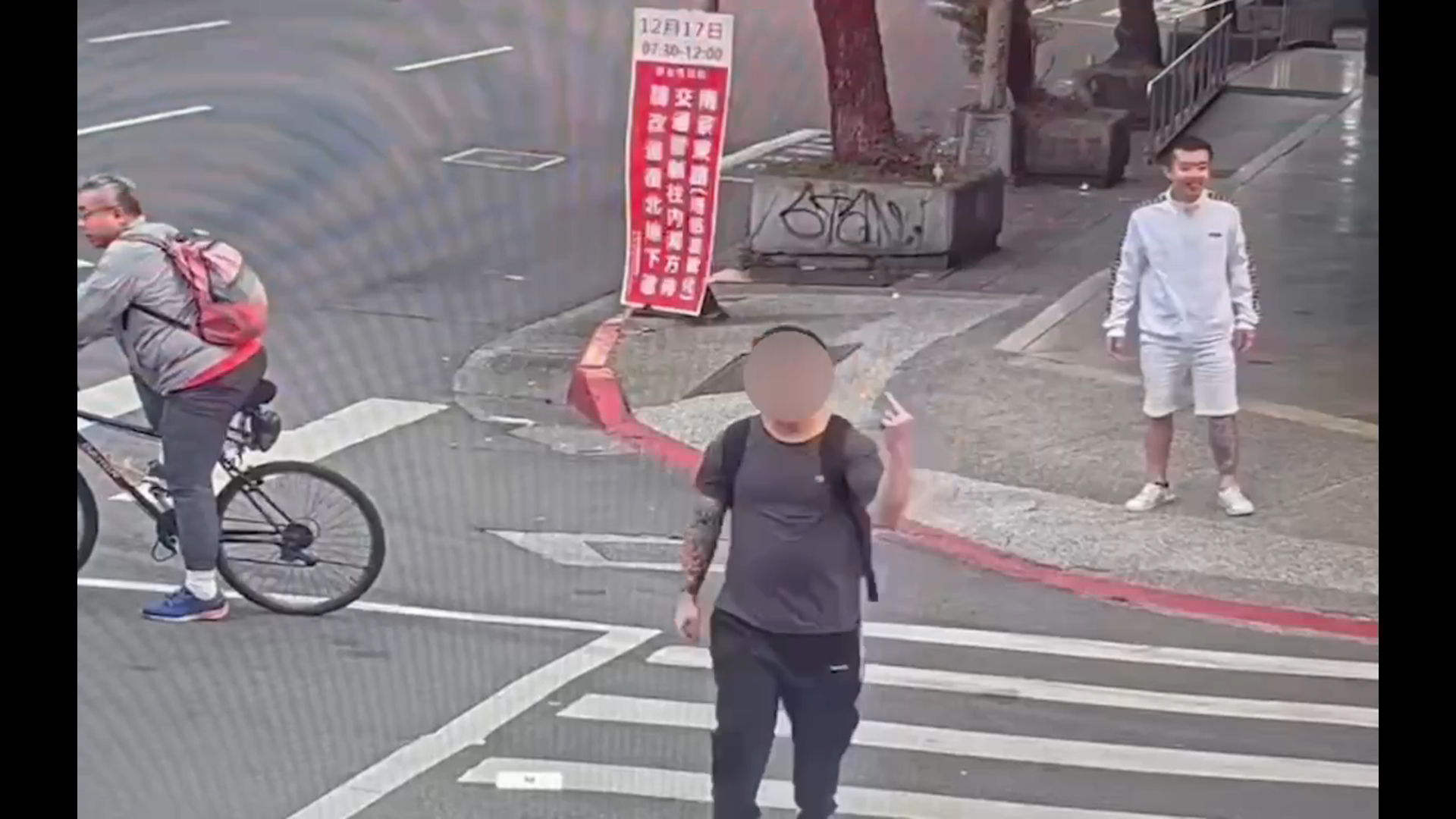 【有片】「包手」男跳科目三闖紅燈過馬路被叭 回比中指嗆聲