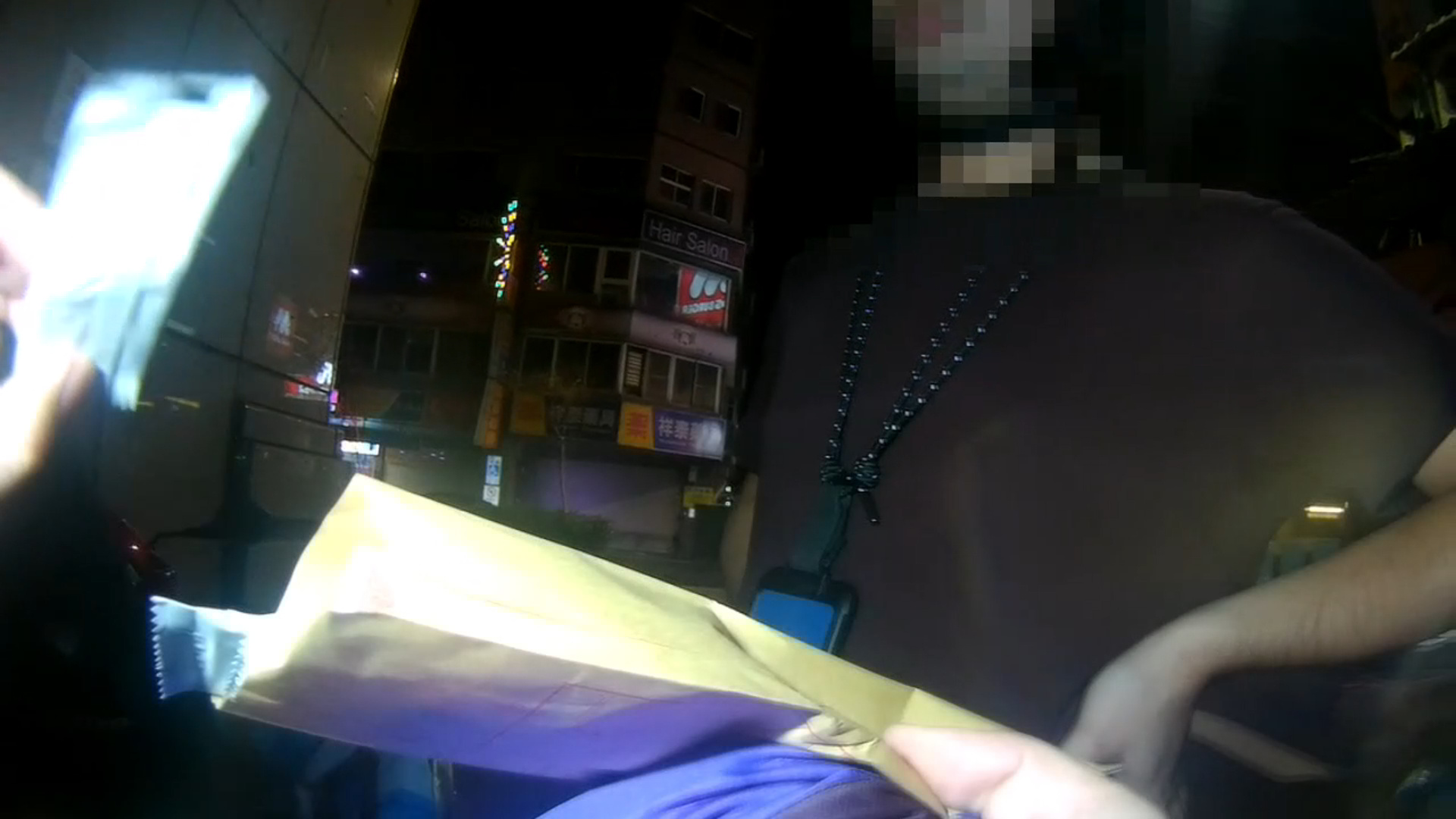 毒蟲巷口未減速竄出見警急煞 心虛遭抓包「毒藏薪資袋」