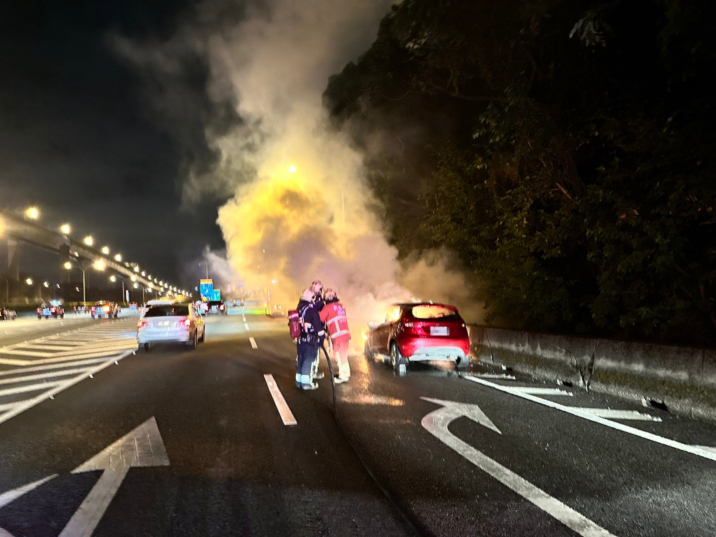 開車聞到燒焦味 女司機偕乘客國道停靠路肩避難下秒火燒車