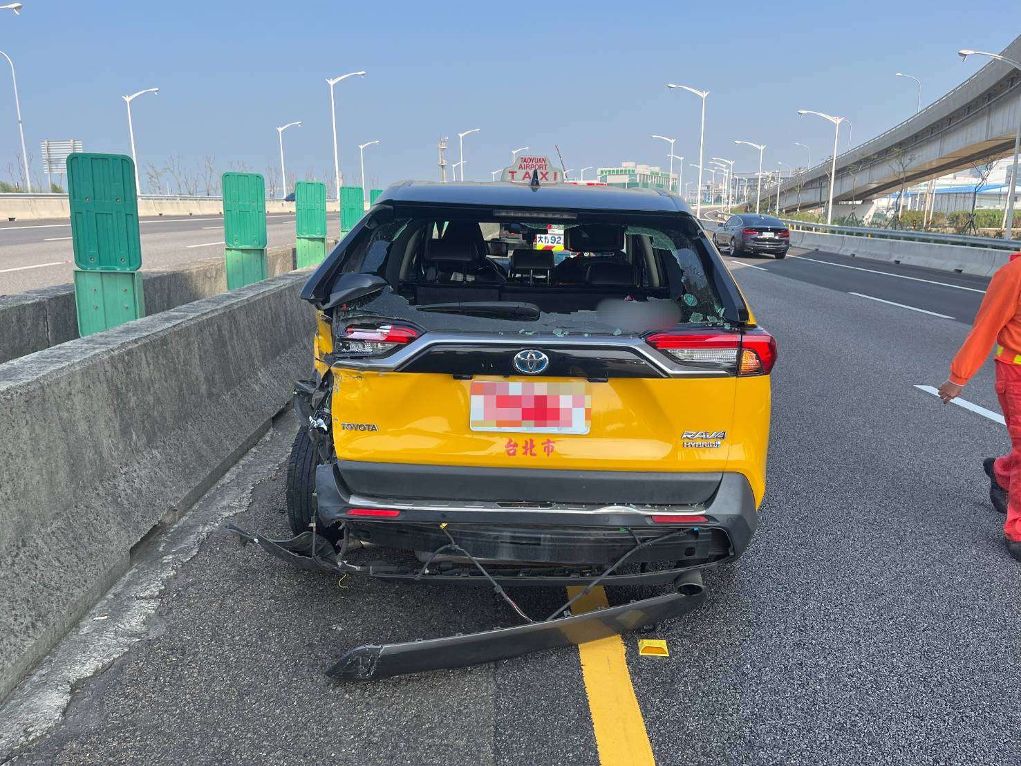 疑未保持安全距離 女子國2機場端路段追撞兩車 316911