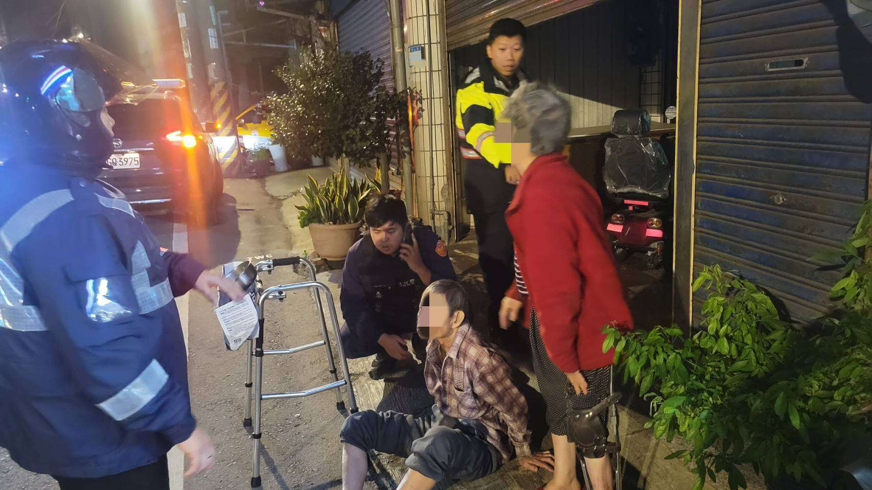 7旬翁跌坐超商前 大園警及時伸援 328119 0