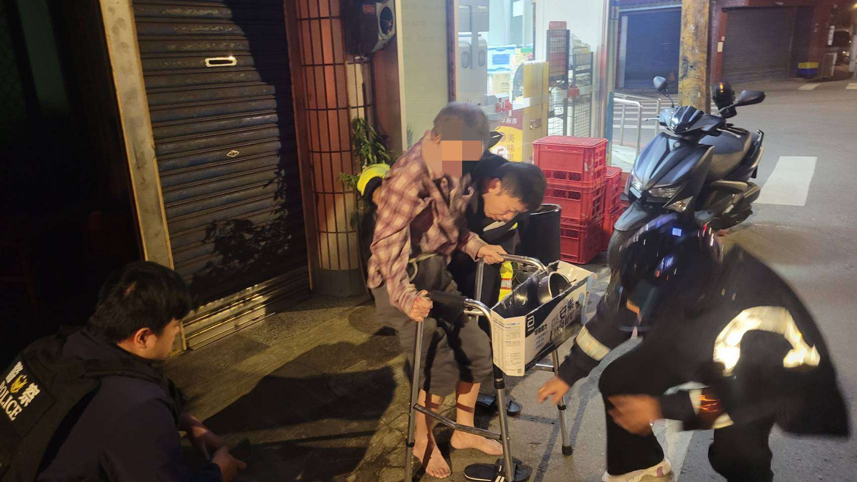 7旬翁跌坐超商前 大園警及時伸援 328120 0