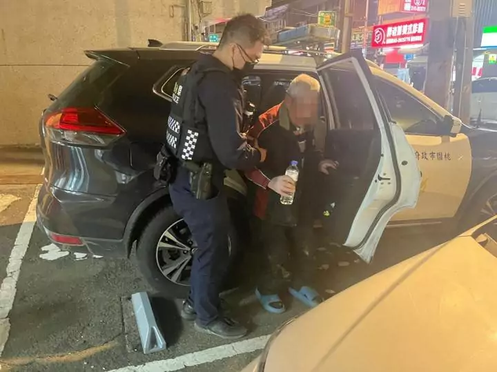 老父親失聯女兒心急如焚 大園警伸援化解驚魂 老父親失聯女兒心急如焚 大園警伸援化解驚魂
