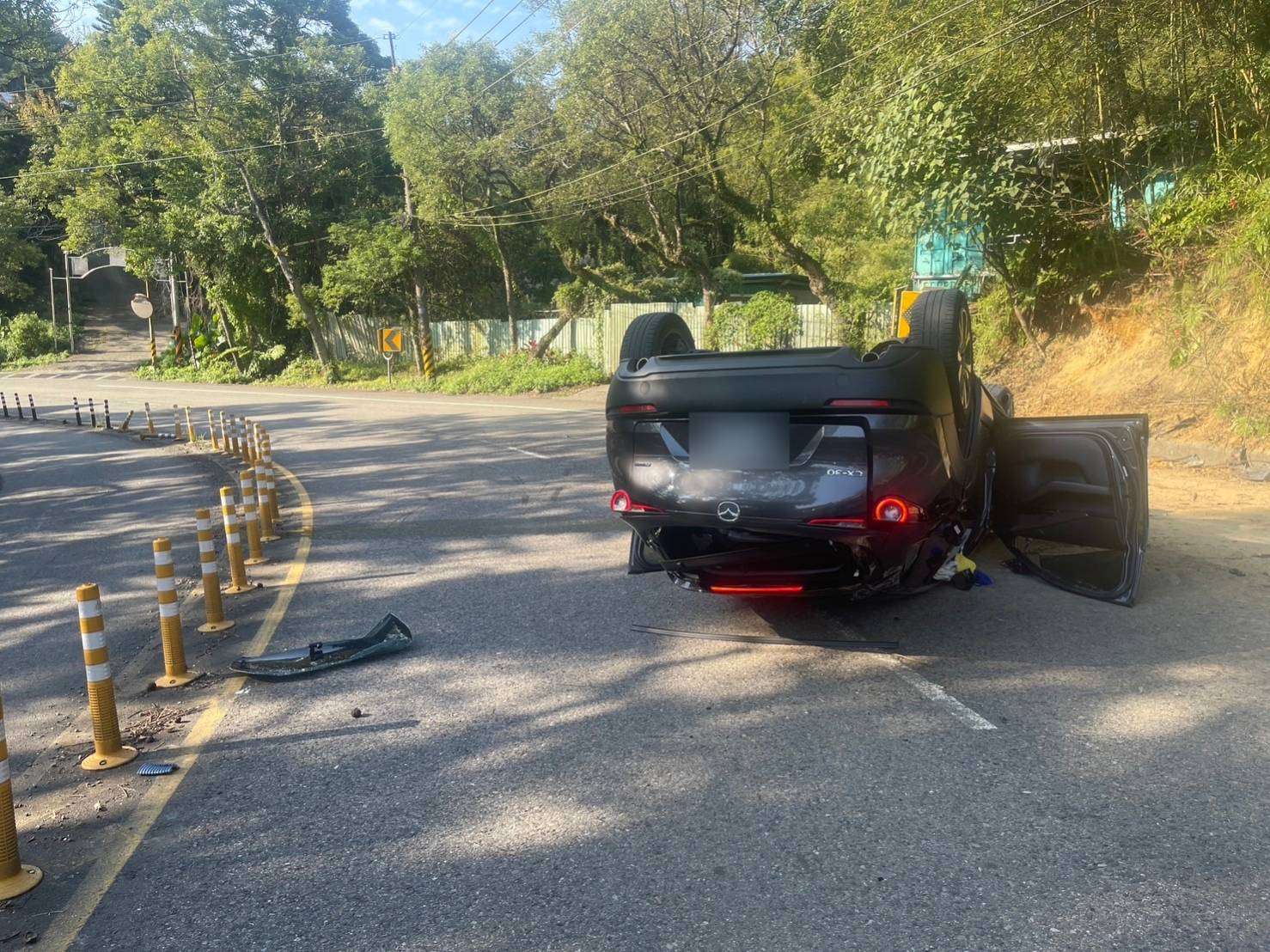 轎車失控自撞山壁「從大溪翻車到三峽」 駕駛一度受困 331700 0