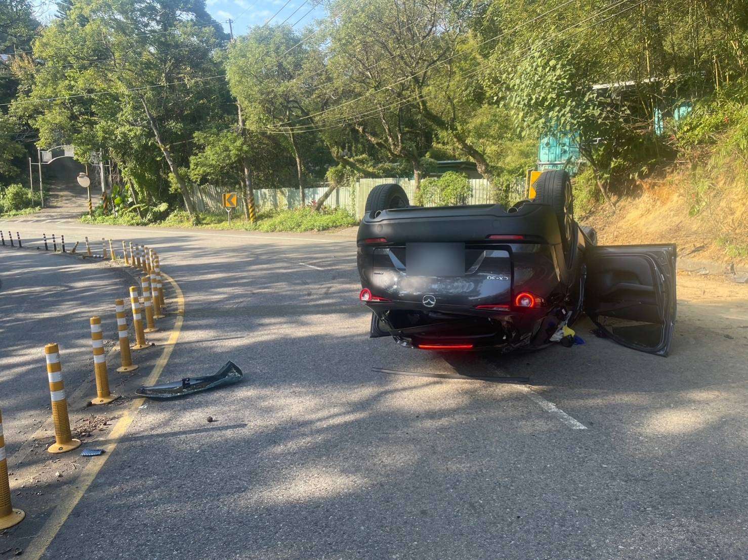 轎車失控自撞山壁「從大溪翻車到三峽」 駕駛一度受困