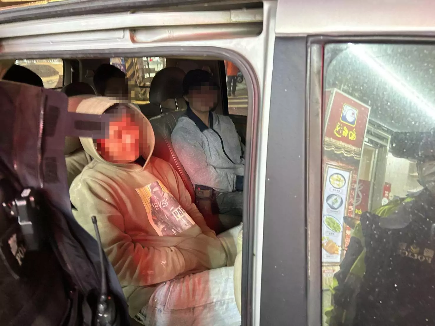 警攔查違停廂型車 4乘客身分曝光 警攔查違停廂型車 4乘客身分曝光