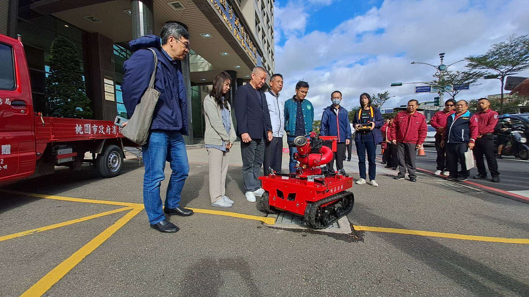 印刷公司捐幫浦消防車、機器人 提升桃消龜山分隊救災安全 35866 0