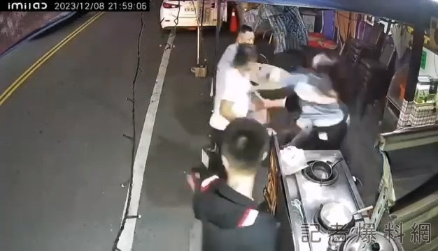 埔里球棒隊砸店!攤販視角監視器曝光 老闆娘巴掌反擊還肉身護夫