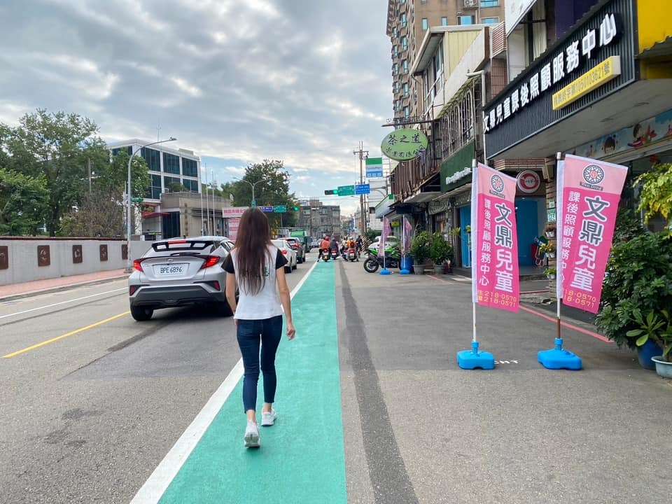 學區人行道劃路中央惹議 桃園交通局曝原因 408476431 763787822434033 1149823113143614626 n