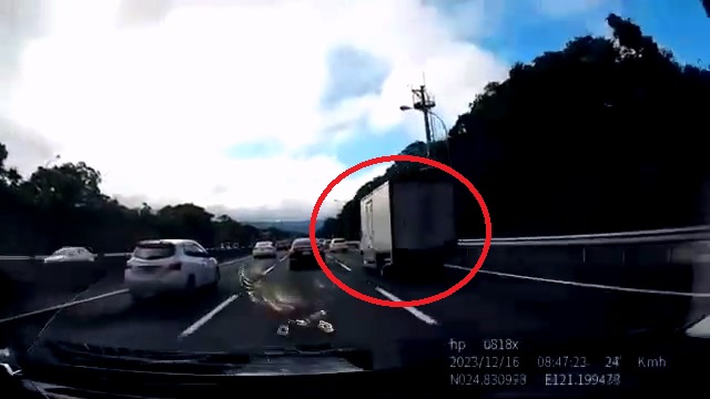 影/國道3車追撞行車紀錄器曝光 小貨車沒減速撞爛車尾!受害者攤坐路肩