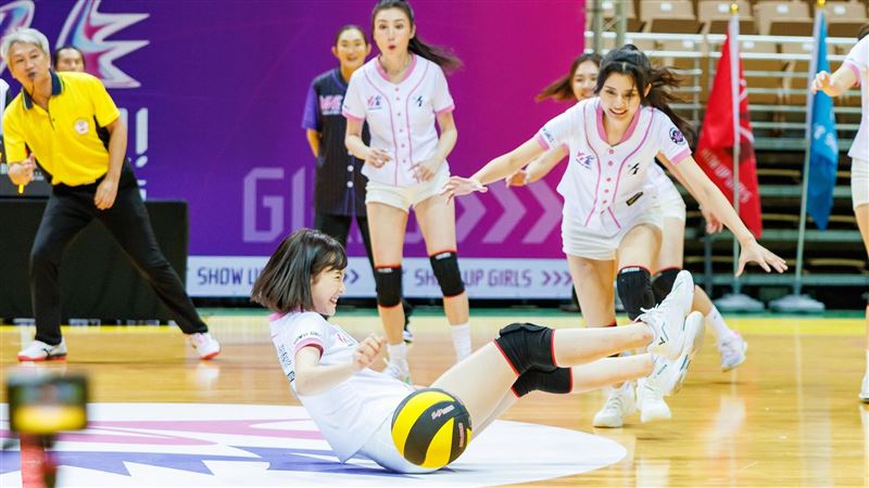 炸裂吧女孩爆意外 吳心緹遭球重擊慘摔