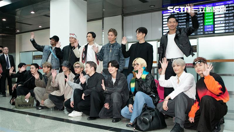 AKIRA攜師弟團現身松機 合照、簽名寵粉