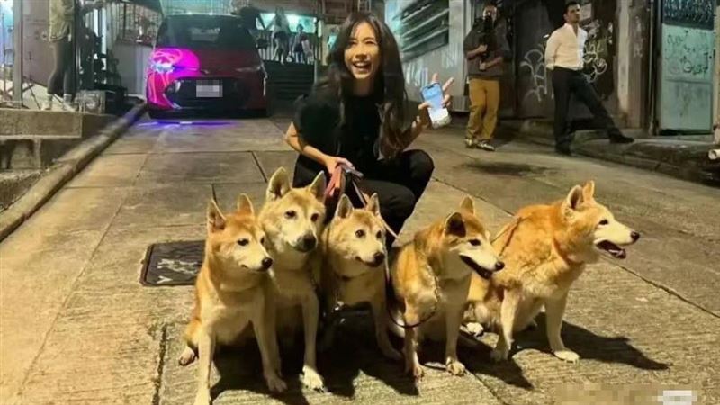 「亞洲天后」素顏遛狗!53歲近況驚呆全網