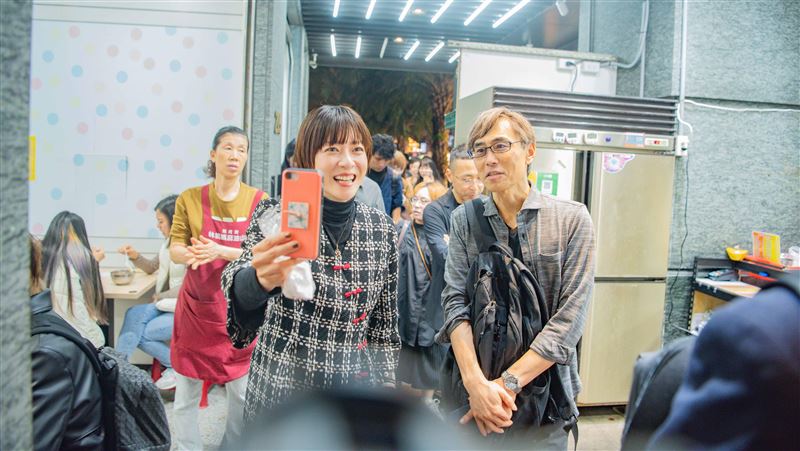 野田妹挑戰臭豆腐!直呼:我是道地台灣人