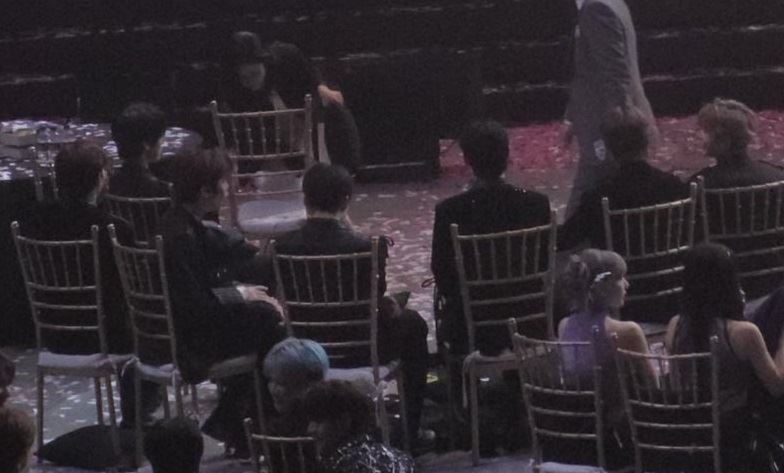 AAA太荒唐…桌子垮了兩張 NewJeans傻眼