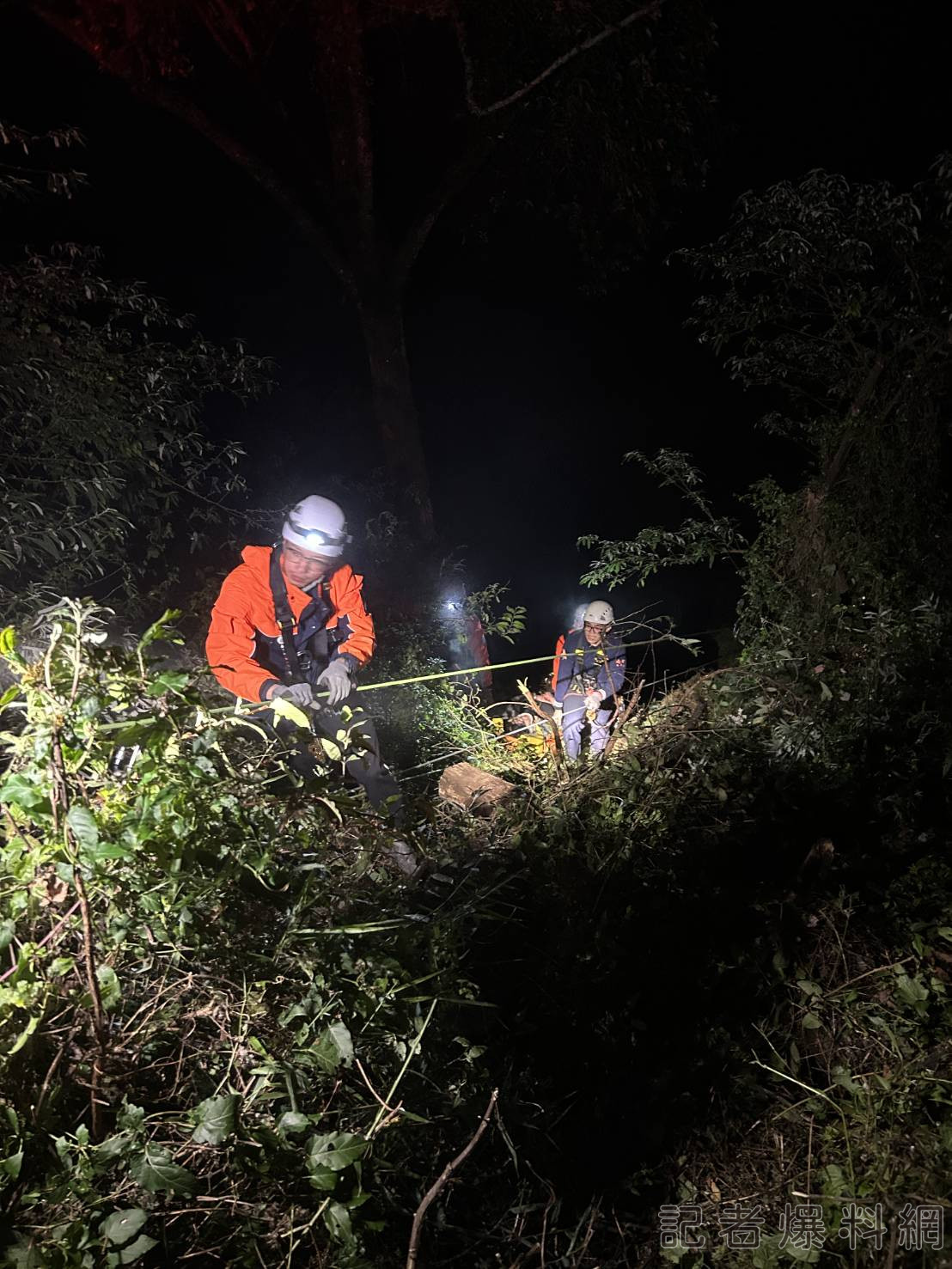 南投台14甲線驚傳廂型車墜谷 目前已救出5人尚有3人受困待救