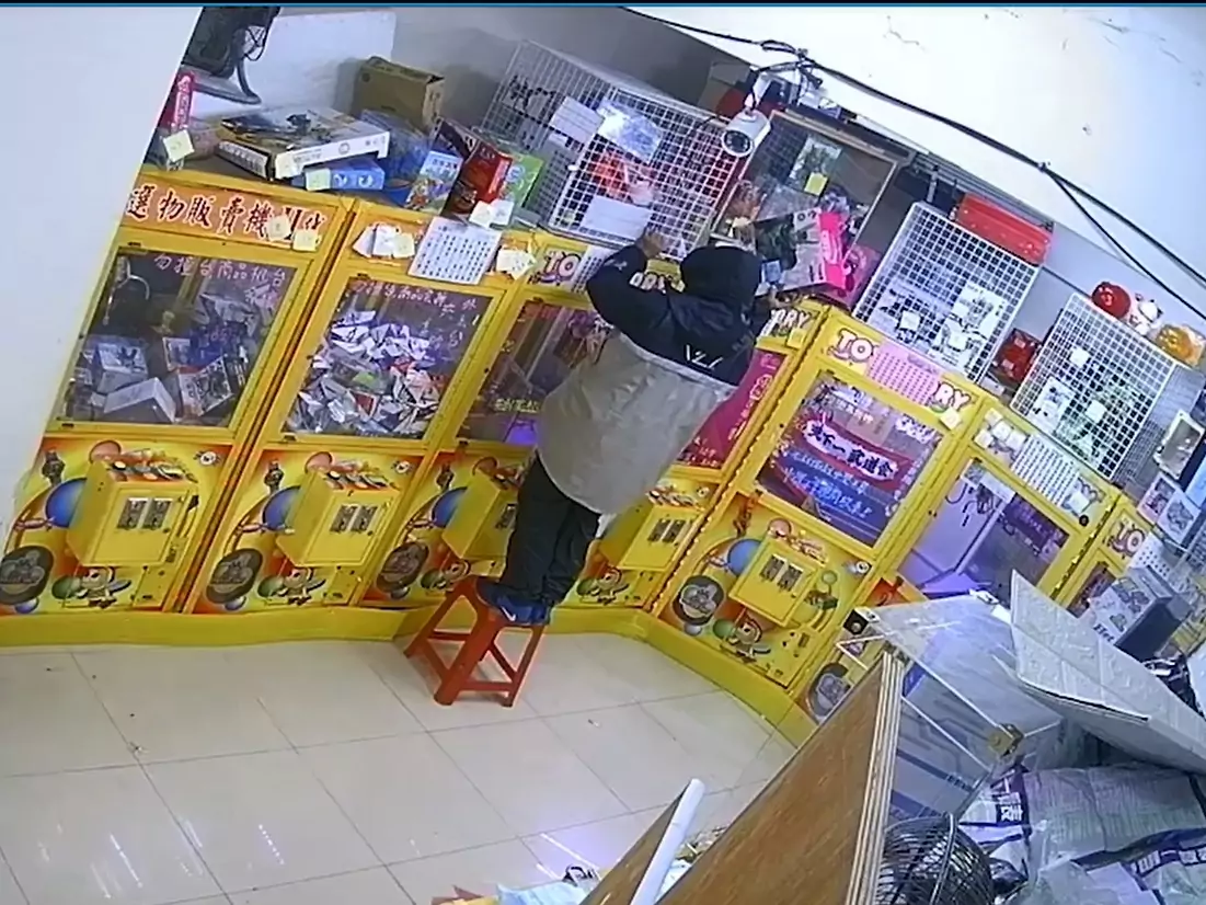 【有片】男連偷9家娃娃機店 狼狽落網畫面曝 【有片】男連偷9家娃娃機店 狼狽落網畫面曝