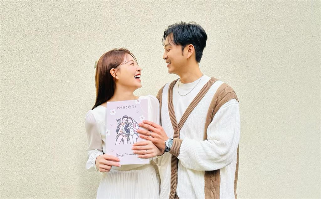 張書偉、謝京穎「正式登記」結婚甜喊:攜手走過世紀