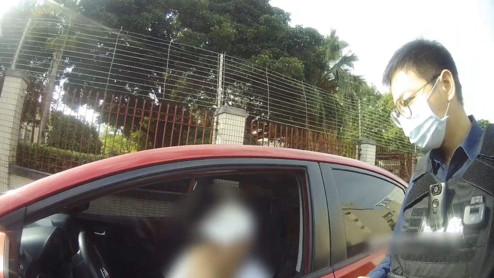 【有片】真當警察「塑膠」？男自知被通緝硬要接風好友出獄遭逮捕歸案