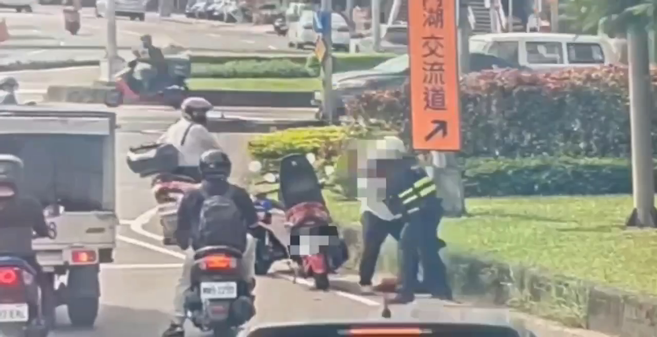 【有片】毒蟲變換車道不打方向燈遭攔查 衝撞警想逃遭壓制就逮