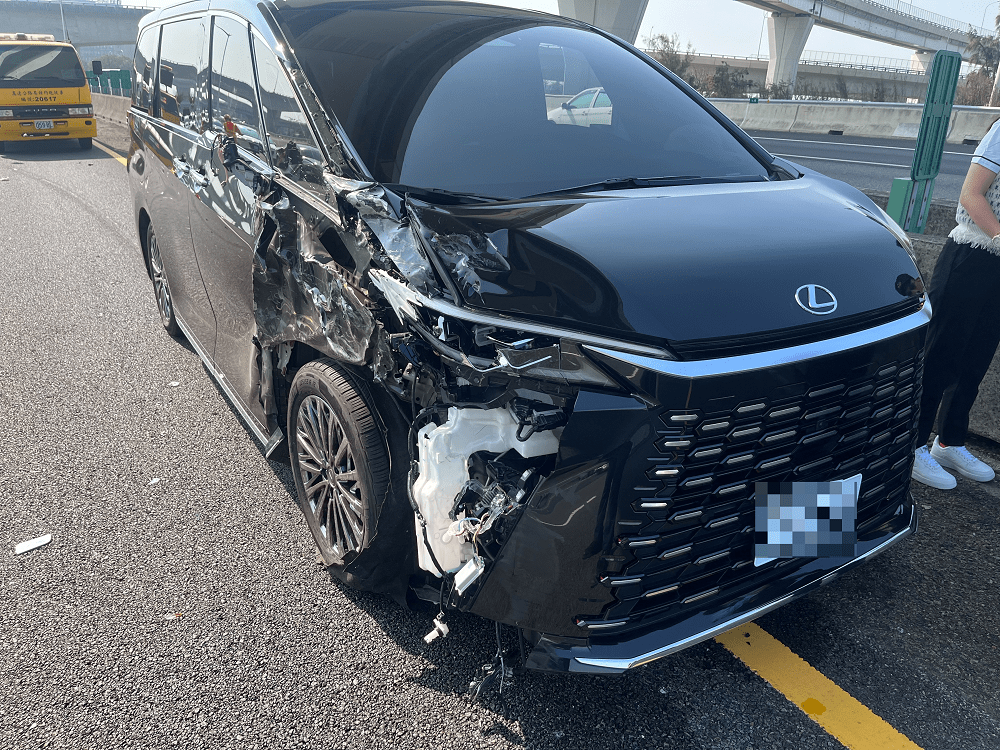 疑未保持安全距離 女子國2機場端路段追撞兩車