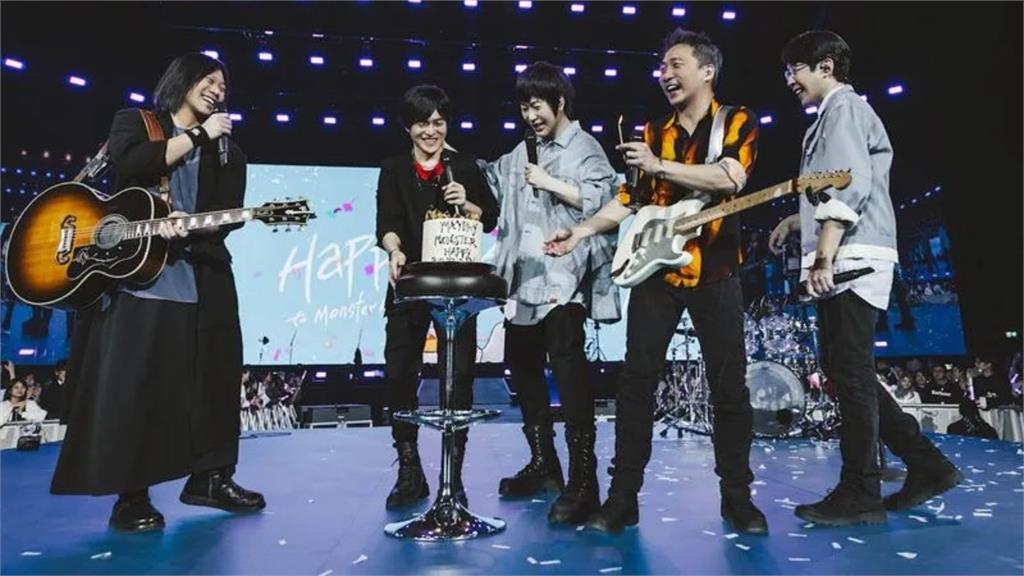 五月天陷假唱疑雲!女星驚爆「1暗黑內幕」:想真唱都不行