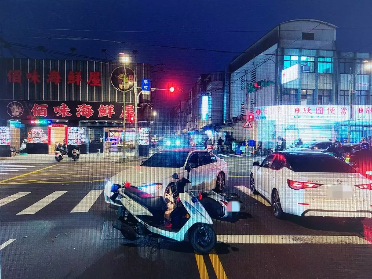 女騎士遇閃紅燈停讓車輛 遭自小客撞上多處擦挫傷 女騎士遇閃紅燈停讓車輛 遭自小客撞上多處擦挫傷