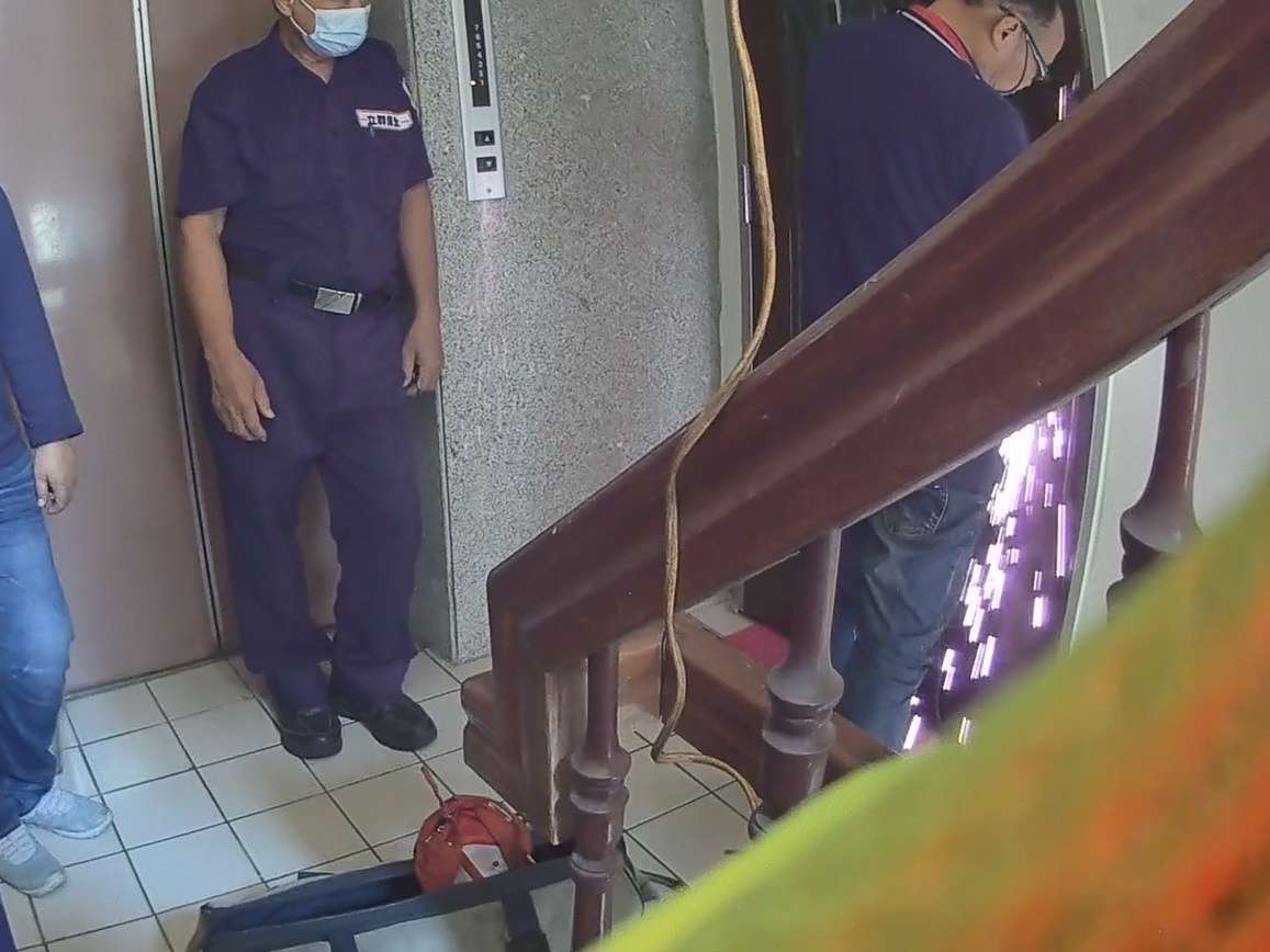 8旬婦跌坐廁所1小時無法爬起 鄰居聽求救聲報警 5 副本 7