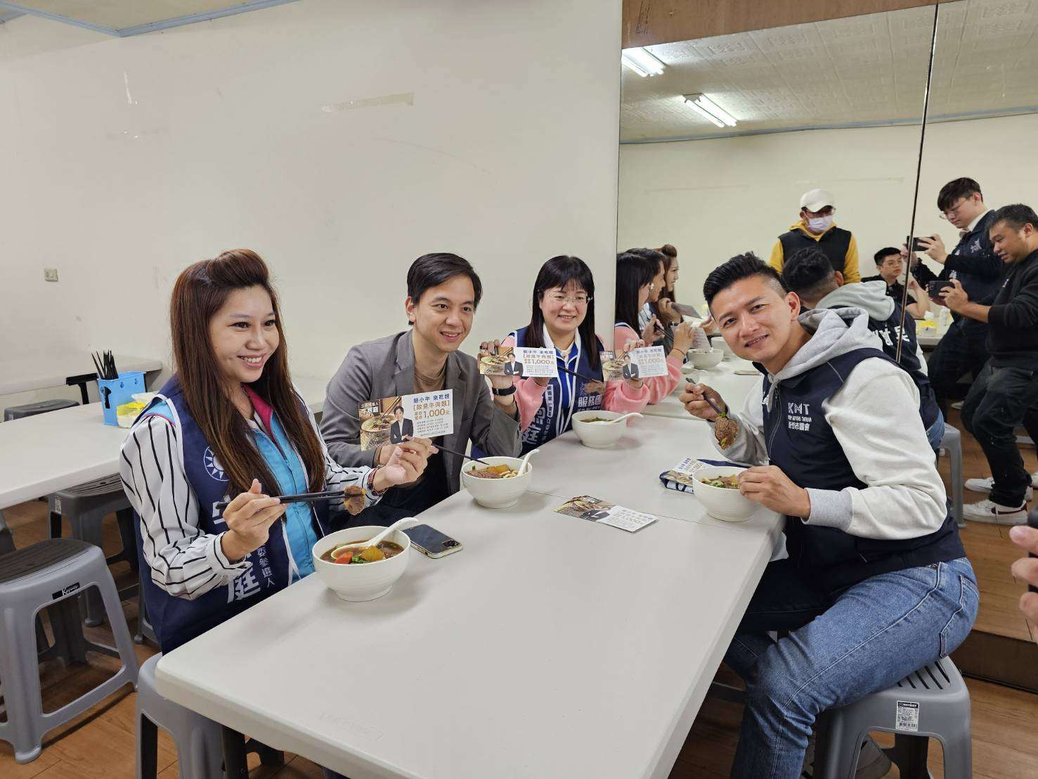 牛煦庭邀選民吃牛肉麵聽政見 朱珍瑤讚年輕人有創意 630951 0