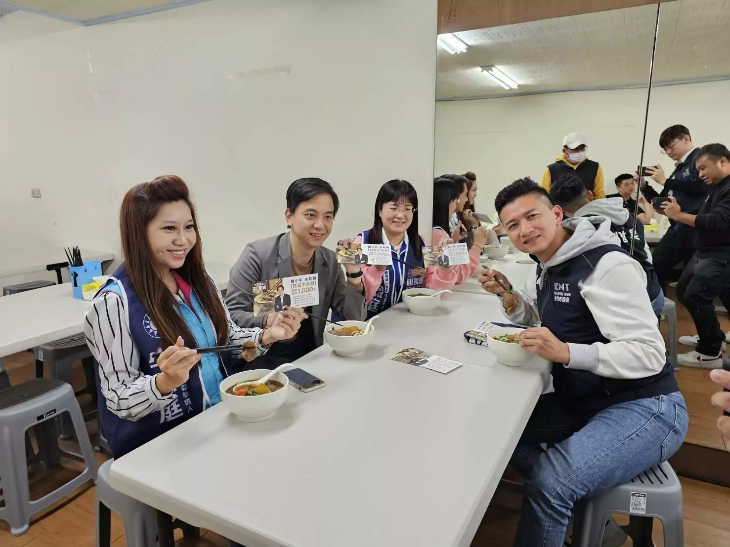 牛煦庭邀選民吃牛肉麵聽政見 朱珍瑤讚年輕人有創意 牛煦庭邀選民吃牛肉麵聽政見 朱珍瑤讚年輕人有創意