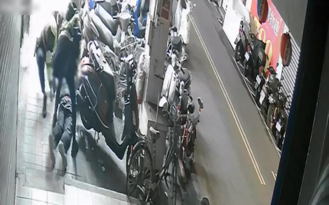 男深夜街頭閒晃 警眼尖發現「腰間藏海底撈字樣毒」